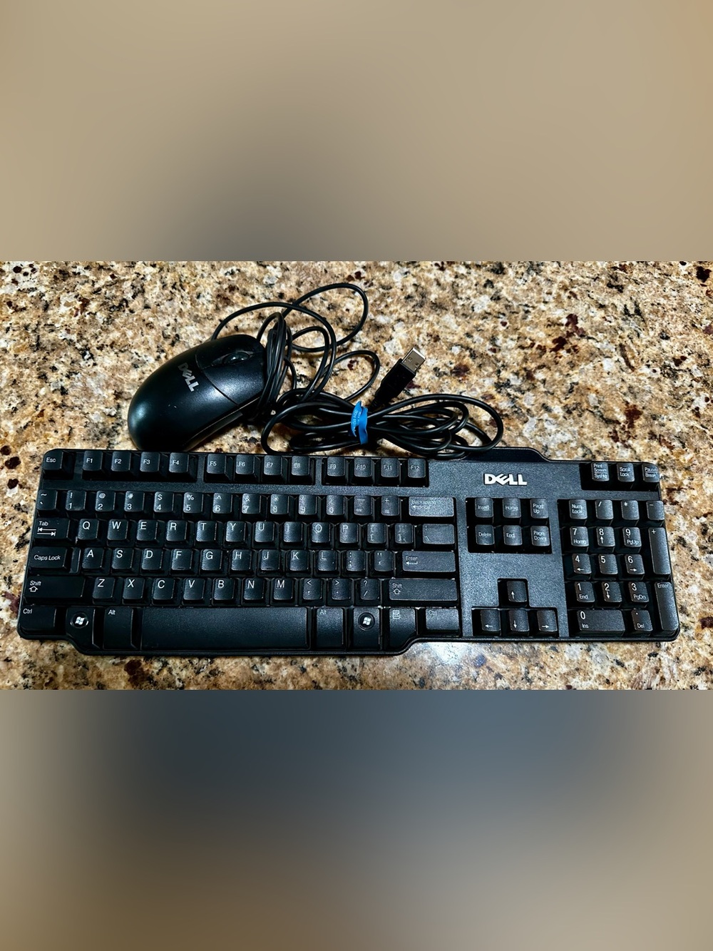 Dell RT7D50 Keyboard and Mouse. Includes cords.